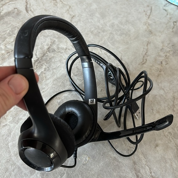 Logitech ClearChat Comfort USB Headset H390 with Mic - Picture 3 of 10